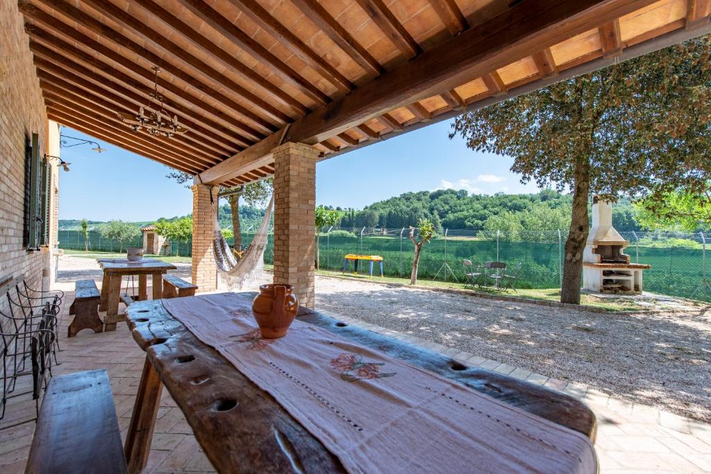 todi-truffle-agriturismo-tavolo-esterno